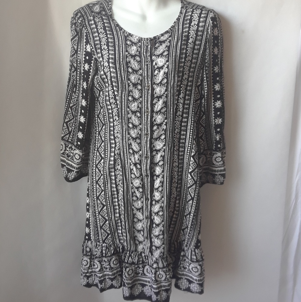 Angie tunic/dress in black and white. Size L.